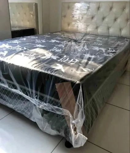 Cama box casal com a cabeceira nova lacrada. Entrega grátis
