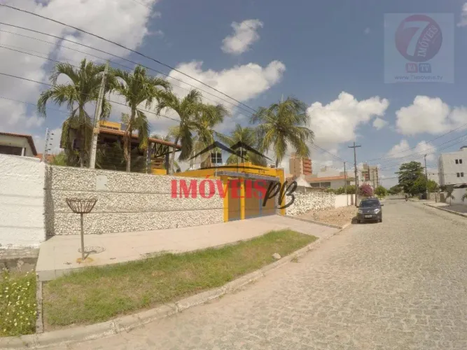 casa no Bessa a 250 metros da praia.