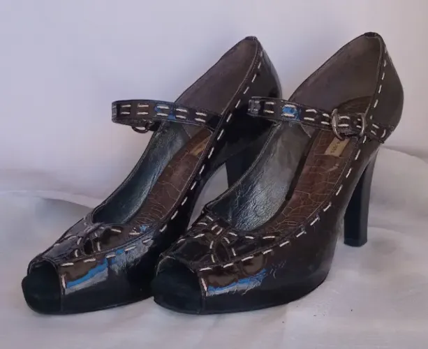 Peep Toe preto salto alto verniz pespontado