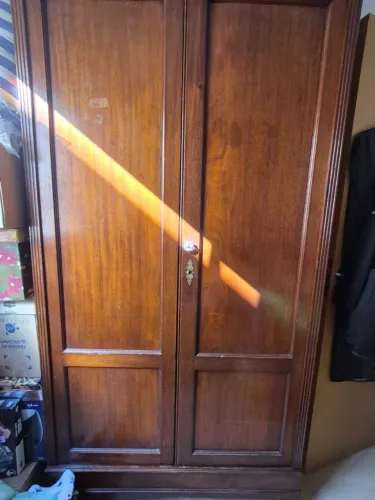 Armário de roupas em madeira  rústica 