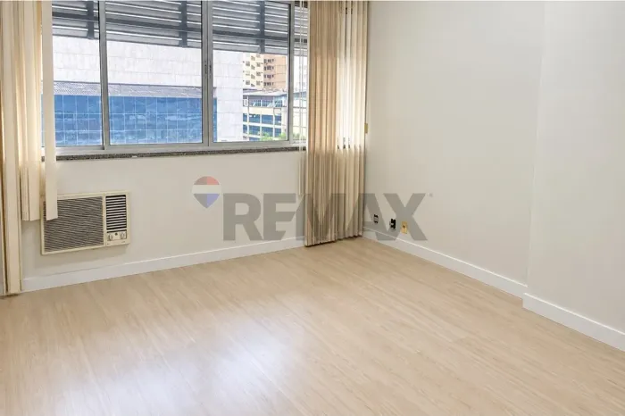 Sala Comercial ampla no Edifício São Lucas - Centro de Juiz de Fora | 3 ambientes e excele