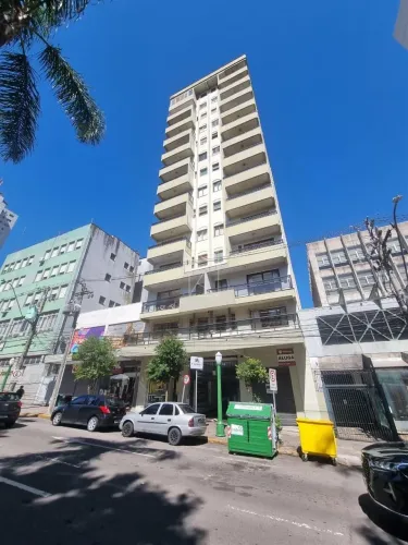 Destak Imóveis aluga sala aérea, com localização central. Conta com 1 banheiro, posição so