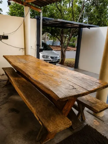Mesa madeira com bancos