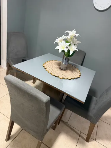 Vendo mesa nova com tampo de vidro
