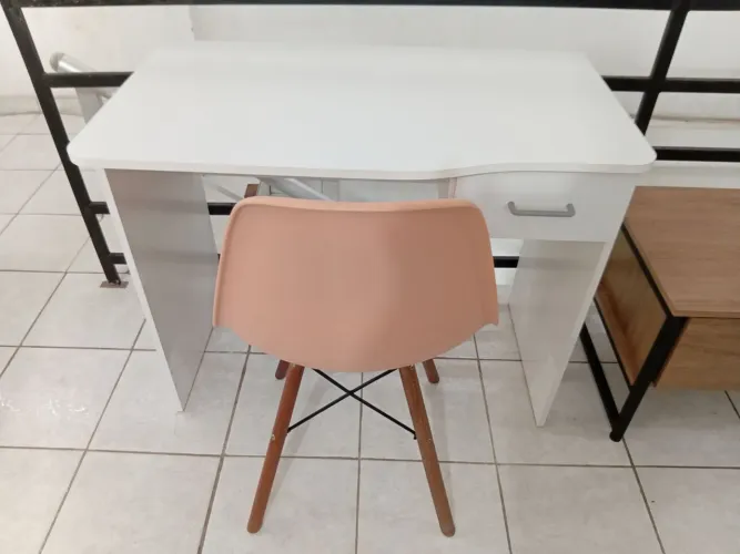 Mesa e cadeira fixa para home office