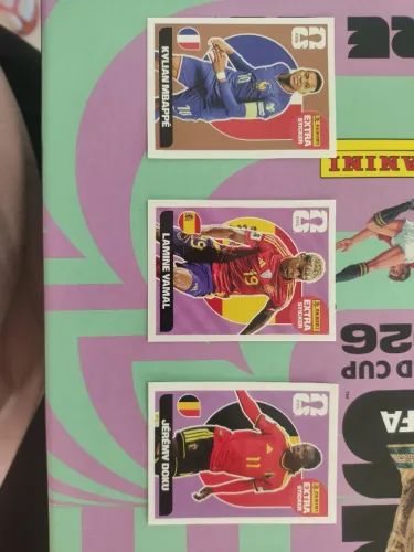 Figurinha Extra Sticker - Jeremy Doku / Lamine Yamal / Mbappe ALBUM COPA DO MUNDO 2026