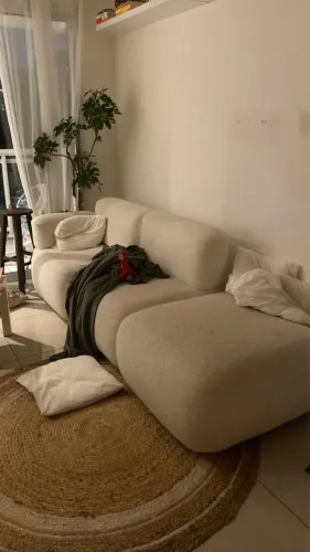 sofá branco com tecido boucle usado