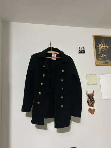 Casaco vintage clássico preto com botões prateados