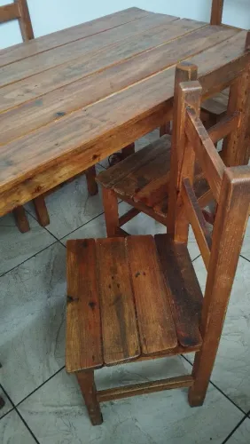 Jogo de mesa com seis cadeiras 
