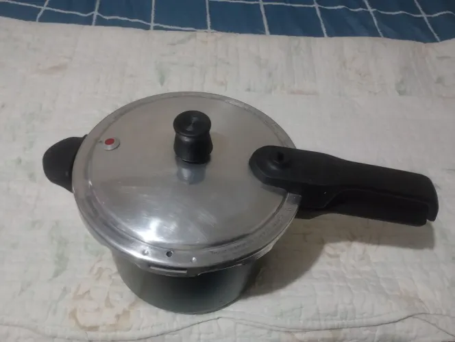 Panela de pressão rochedo só usei uma vez 200 reais pra sair logo