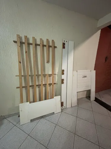 Vendo cama de solteiro de madeira MDF
