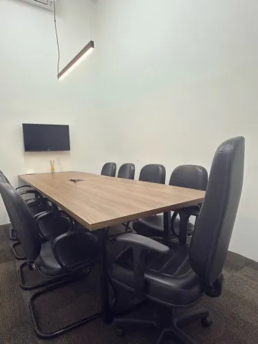 Mesa de reunião com 9 cadeiras