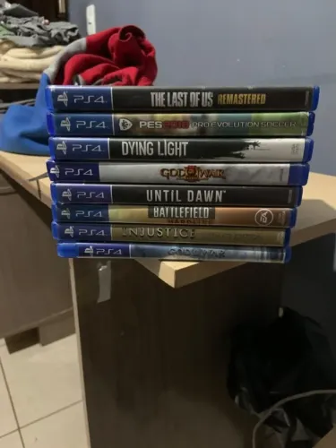 PLAYSTATION 4 COM OITO JOGOS!
