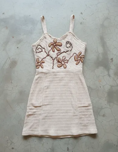 Vestido Curto com Bordado
