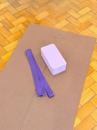 Kit Yoga/Pilates: Tapete Kimjaly Bordô + Bloco + Faixa ? Completo