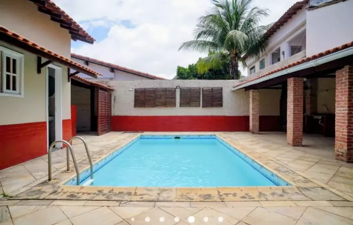 Alugo excelente CASA linear com PISCINA, 3 Quartos (sendo 2 suítes) e garagem pra 5 carros