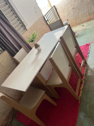 Mesa mdf com 5 cadeiras conservada
