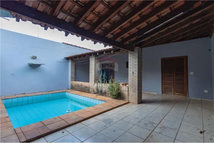 Vende casa com piscina - ótima localização