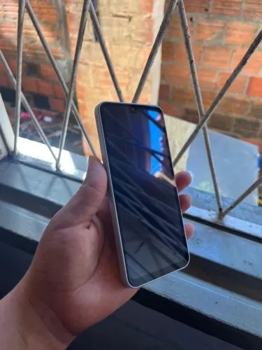 Celular semi novo