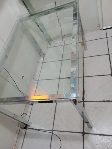 Mesa de Jantar de vidro e alumínio
