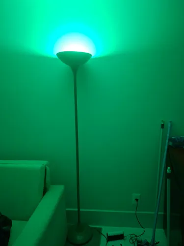 luminária de piso Aero da Dominici em alumínio.