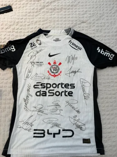 Camisas autênticas autografadas pelos jogadores