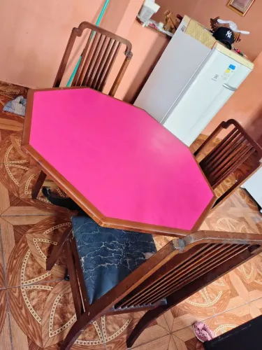 Mesa de madeira e 4 cadeiras