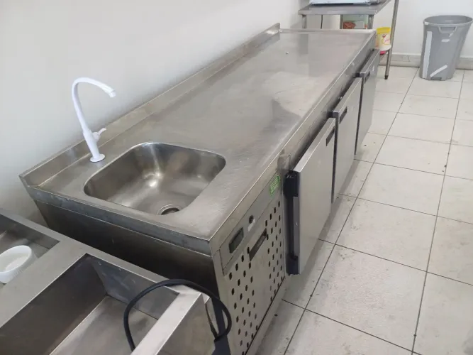 Bancada refrigerada com pia em inox.
