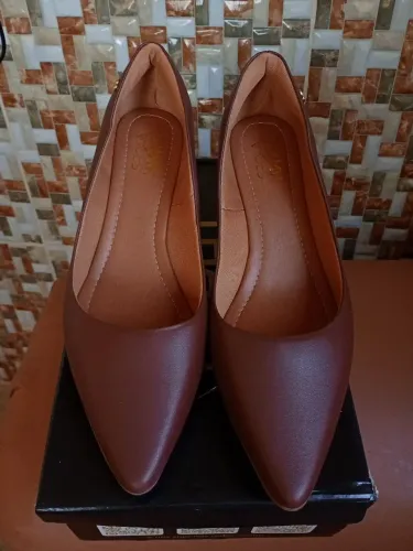 Elegância e conforto para o seu dia a dia! Scarpin bico fino em tom marrom