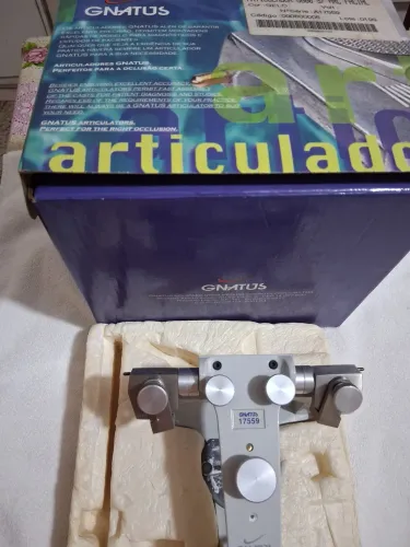 ARTICULADOR GNATUS 8600 sem Arco facial Cor: Gelo