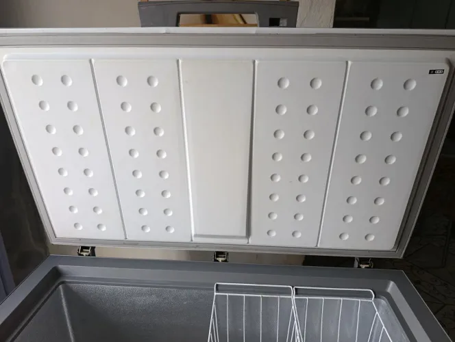 Freezer semi novo
