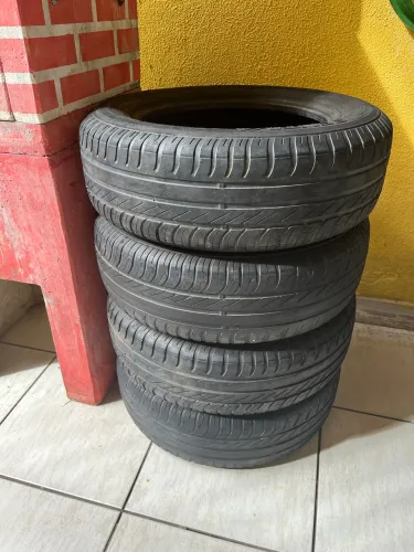 Pneus usados em boas condições
