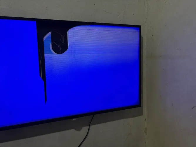 Televisão AOC 43 P quebrada 