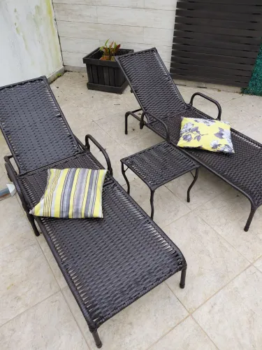 2 Espreguiçadeiras rattan com mesinha