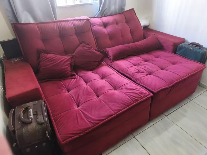 Sofá retrátil e reclinável. Molas ensacadas. Pillow top. Tecido em veludo. 2,10m. Vinho.
