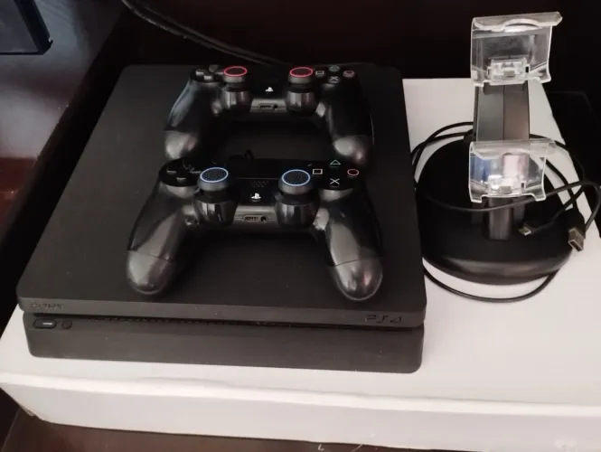 PS4 com jogos digitais inclusos + 2 controles originais + jogo físico