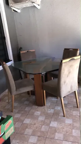 Mesa de vidro com 4 cadeiras
