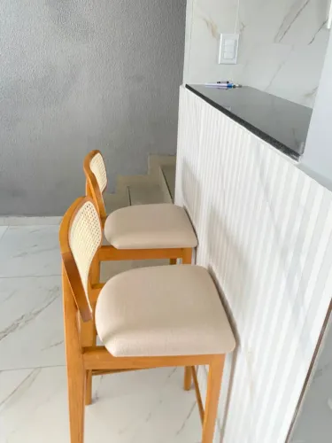 VENDE-SE 2 BANQUETAS DE MADEIRA MACIÇA ( AINDA NA CAIXA).