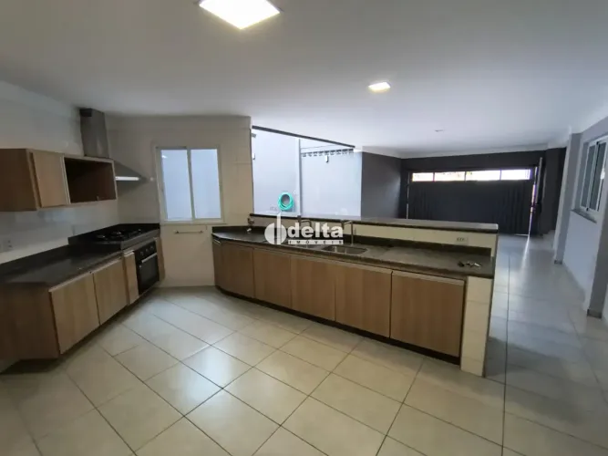 Casa residencial com 5 quartos sendo 3 suítes disponível para locação no bairro Saraiva em