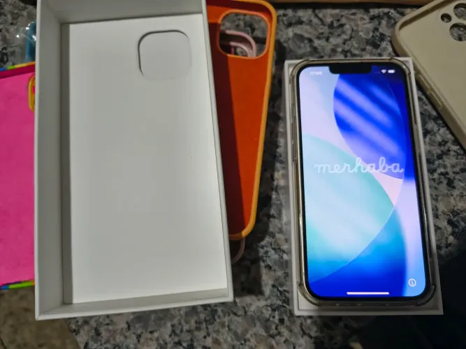 iPhone 13 256 GB + Conjunto de capinhas