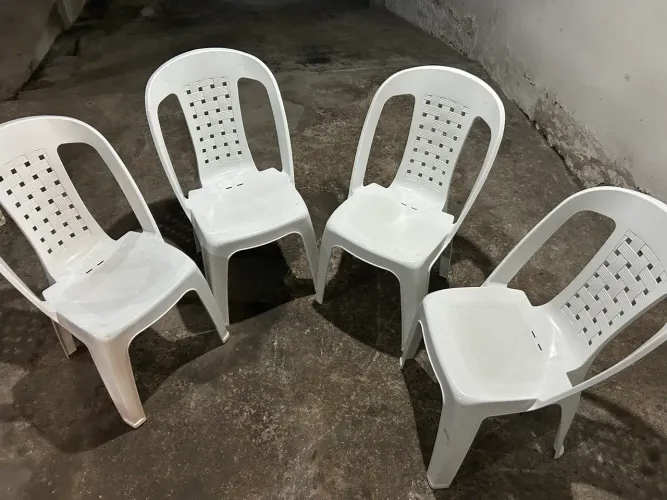 Cadeiras plásticas empilháveis 