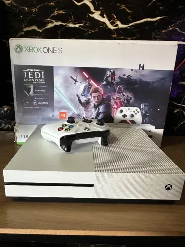 Vendo X BOX ONE S 1 TB, em ótimo estado Com caixa