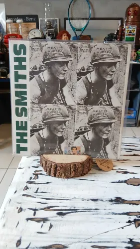 Disco de vinil The Smiths, álbum "Meat Is Murder" de 1985.<br>
