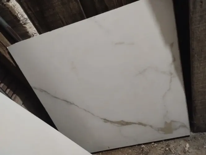 Estou vendendo duas pedras de porcelanato,uma pequena e outra maior.