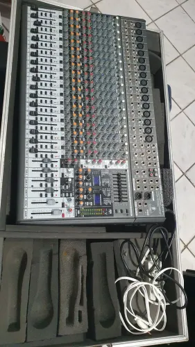 Mesa de som, com a case. Excelente qualidade, toda perfeita e sem nada pra fazer.