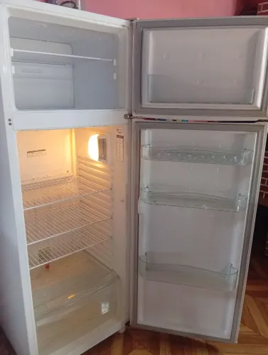Vende se geladeira