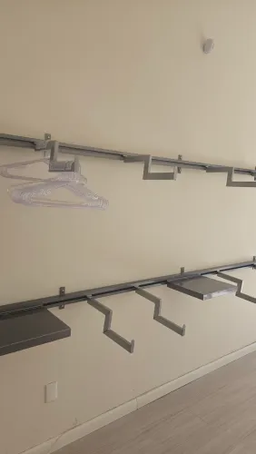 Sistema Expositor Modular Completo para Loja em Aço - Trilhos, Ganchos e Prateleiras