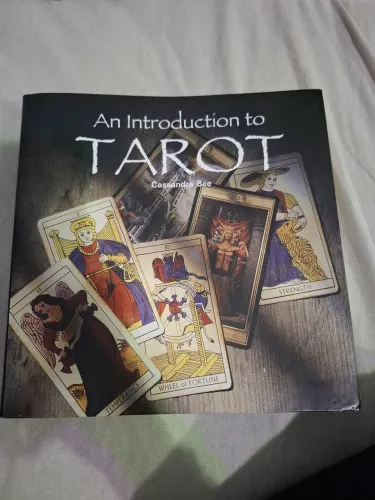 Livro "Antigo Introduction to Tarot"