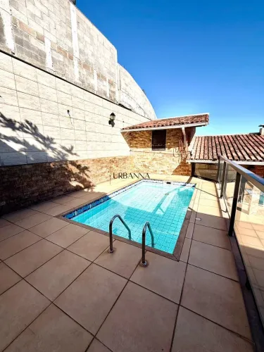 Casa Única no Centro de Vila Velha, 3 Quartos, a Poucos Passos da Prainha