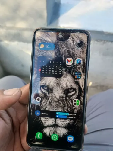 Celular m53 com tela trincada porém funcionando parcialmente.